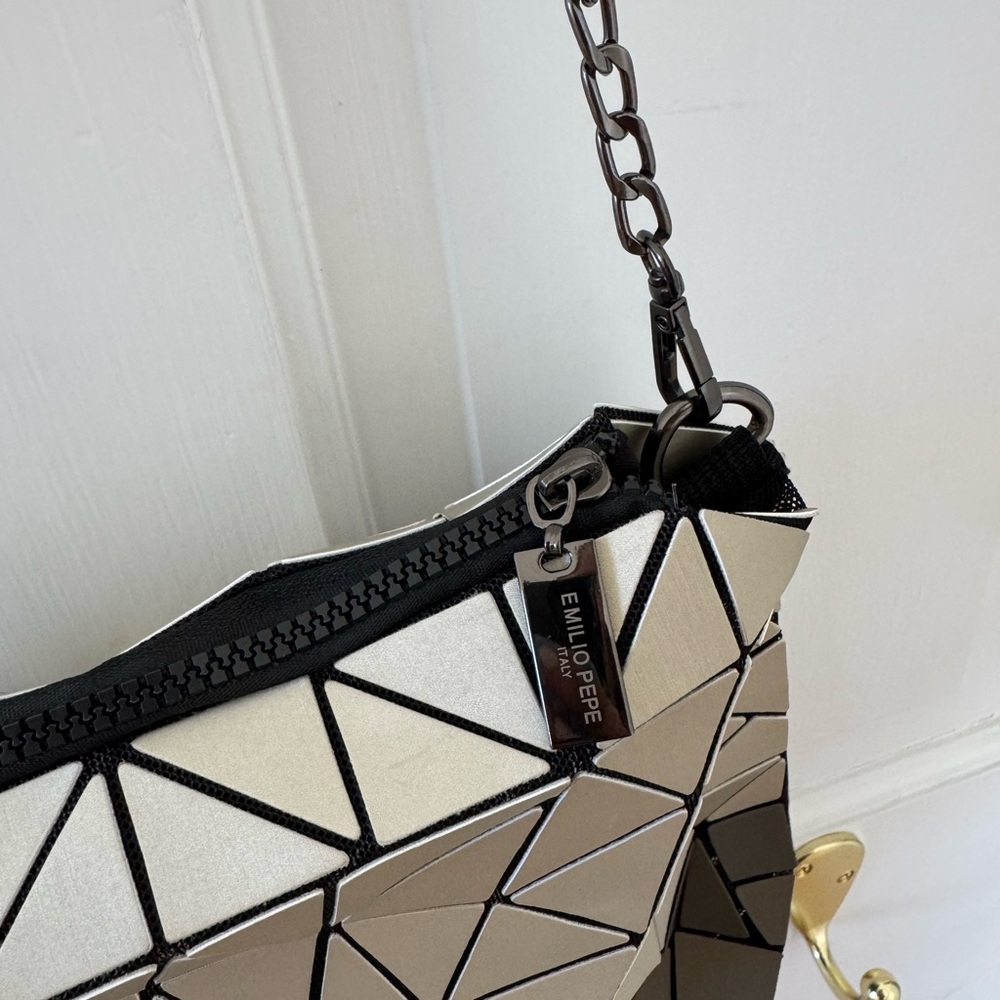 Emelio Pepe Geometric Metallic Beige Crossbody Bag with Chain Strap - Picture 4 of 5